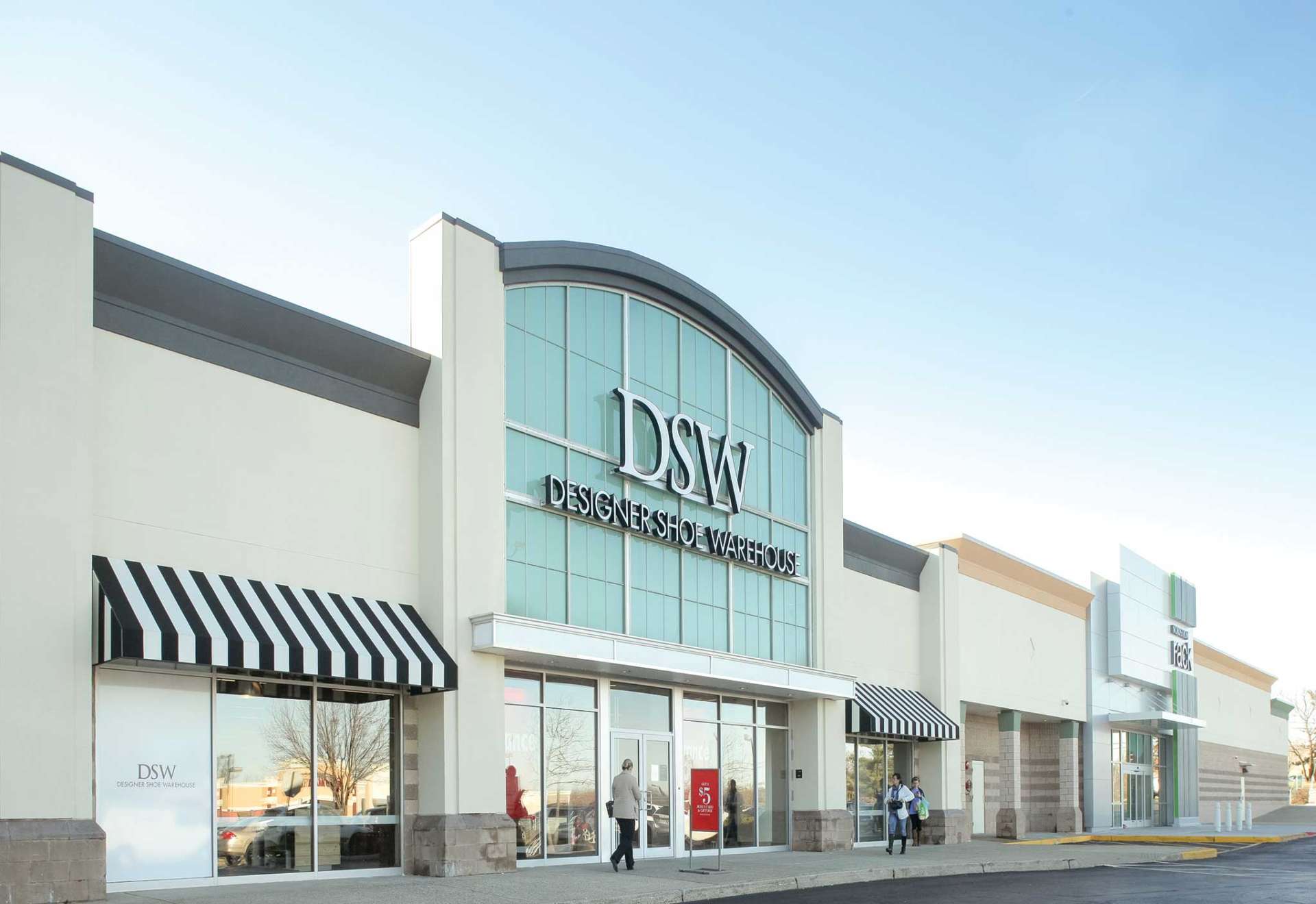 Livingston mall stores hiring Livingston Mall is a two-level, super-regional indoor shopping center conveniently located off Eisenhower Parkway in Livingston and easy to get to from Routes 10, 80, , and Livingston Mall is a fun, family-friendly shopping experience with a full calendar of events sure to add some excitement to your next visit.